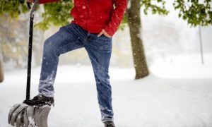 Уборка снега с крыш: как организовать безопасную и качественную работу?